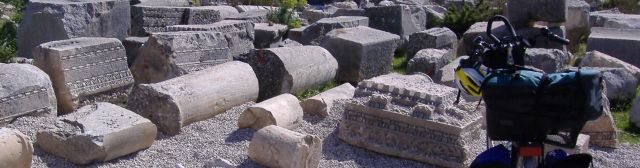 Fahrrad vor antiken Trümmern in Xanthos