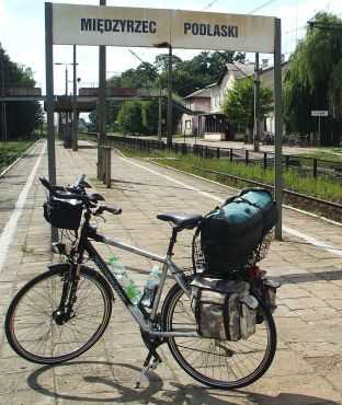 Auf dem Bahnsteig in Miedzyrzec Podlaski