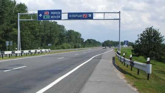 Die M1 alias E30 am Abzweig Kobrin