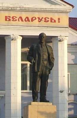 Lenin-Statue vor dem Rathaus von Zhytkavichy