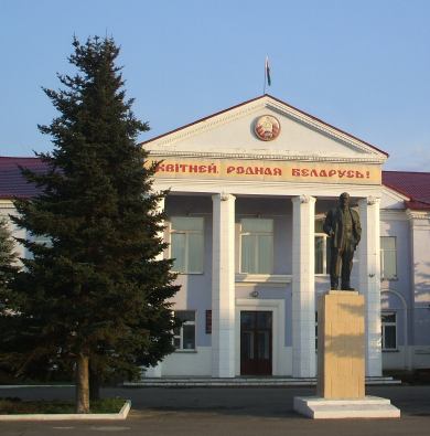Zhytkavichy: Rathaus mit Lenin-Statue