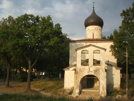 Pskow: Renovierungsbedürftige Kirche