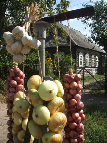 Russland: Knoblauch- und Zwiebelverkauf am Straßenrand