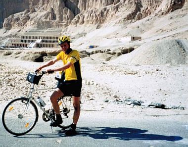 Christoph mit Rad vor dem Tempel der Hatschepsut, Tal der Könige, Ägypten