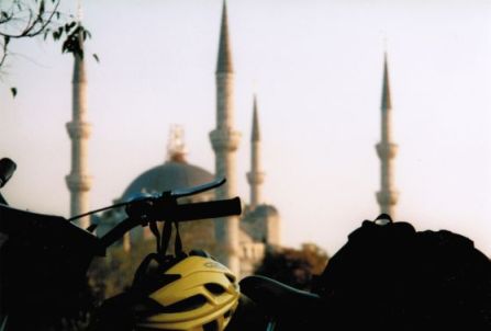 Fahrradhelm und Blaue Moschee in Istanbul