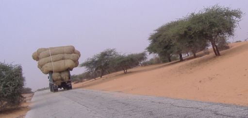 Überladener LKW in Mauretanien