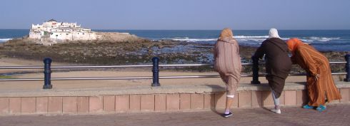 Stretching nach dem Walking am Strand von Casablanca