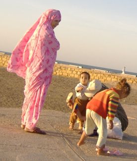 Frau mit Kopftuch und Kindern am Strand von Tarfaya