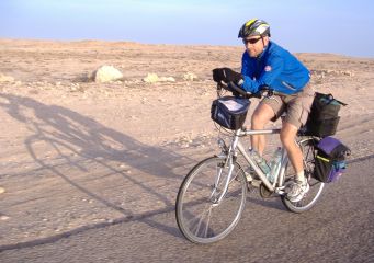 Chris on the Bike mit Handschuhen gegen den Sonnenbrand