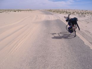 Mauretanien: Sand-Düne auf Land-Straße
