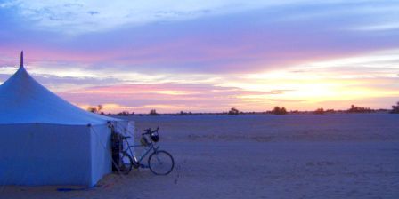 Morgen in Mauretanien: Mein Zelt. Mein Fahrrad. Mein Sonnenaufgang.