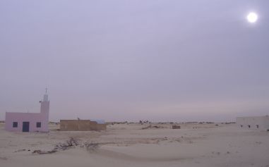 Dorf-Moschee mit Dunst-Sonne, Mauretanien