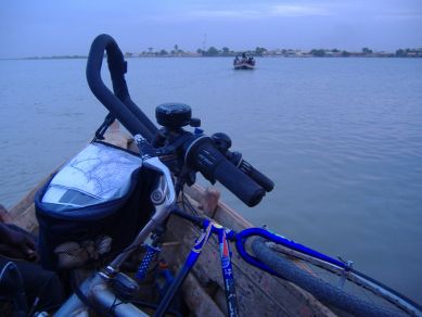 Bike on the Boat bei Rosso: Überquerung des Senegal in der Piroge