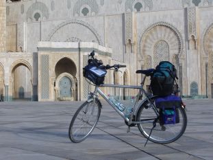 Fahrrad vor der großen Moschee Hassan II. in 
Casablanca
