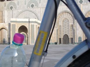 Fines Bulles: Contrex-Wasserflasche vor der Moschee Hassan II. in Casablanca (Dar-el-Beida)