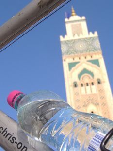 Contrex-Wasserflasche vor der Moschee Hassan II. in Casablanca