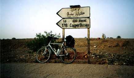 Altes Verkehrsschild Richtung Algerien: Bou Anane, Colomb Bechar