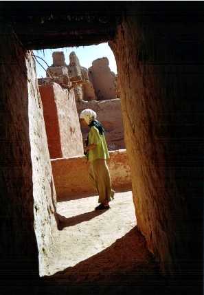 Junge Frau in Timimoun, Algerien