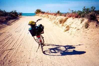 Fahrrad am Strand von Jerba, Tunesien