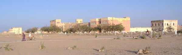 Tarfaya am Cap Juby, Marokko: Blick vom Strand auf Kaserne