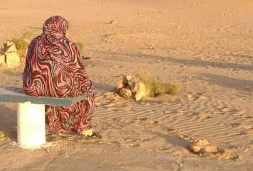 Tarfaya am Cap Juby, Marokko: Frau am Strand