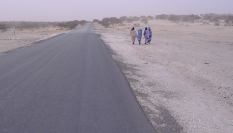 Mauretanien: Die Straße, Frauen und der Sandwind