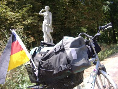 Elbe-Radweg: Mit WM-Fieber-2006-Deutschland-Fahne im Park von Wörlitz