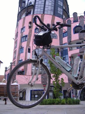 Fahrrad vor Hundertwasserhaus in Magdeburg
