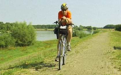 Elbe-Radweg: Christoph Gocke alias Chris on the Bike allein auf dem Deich