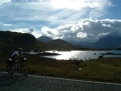 miri-on-the-bike in den Highlands von Schottland