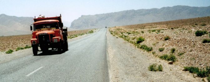 LKW-Gegenverkehr am Atlasgebirge in Marokko