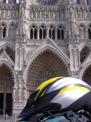 Gelber Fahrradhelm vor der Kathedrale von Amiens