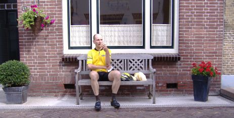Christoph Gocke auf einer Bank in Holland