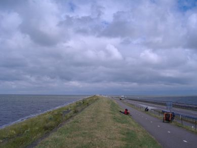 Deich mit Fahrradweg auf dem Ijsselmeer-Damm, Niederlande