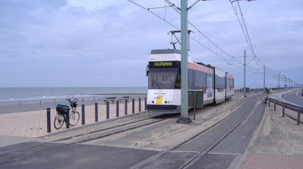 Straßenbahn an der belgischen Küste