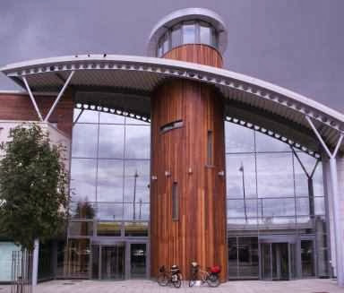 Beide Räder vor dem Balor Arts Centre in Ballybofey, Irland