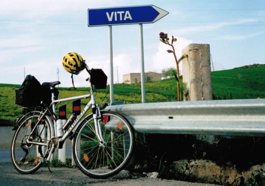 Hinweisschild zum Örtchen Vita, Provinz Trapani - Verkehrsschild auf Sizilien