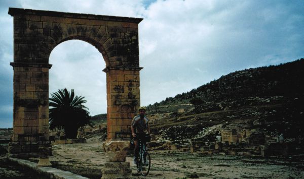 Chris on the Bike am Triumphbogen von Pheradi Maius, Tunesien