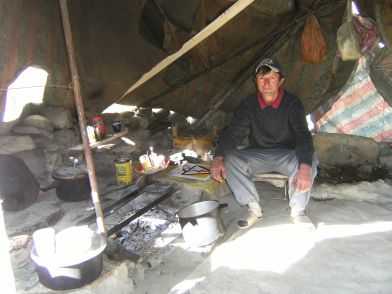 Hijra???, der Koch des Straßen-Bauarbeiter-Zeltlagers am Karakorum-Highway auf 4000 m Höhe, Pakistan:'Ich koche tadschikisch, uigurisch, chinesisch, pakistanisch und Hunza.'
