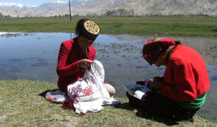 Frauen beim traditionellen Sticken, Xinjiang, China