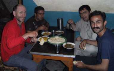 Chris, Amjad, Sahed und ein blinder Passagier: Bus-Pause am Karakorum-Highway (KKH)