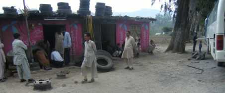 Dritter Reifenwechsel in 24 Stunden am Natco-Bus Gilgit - Rawalpindi, Pakistan
