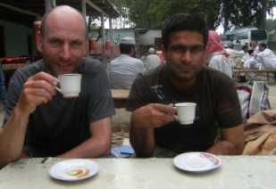 Chris und Amjad: Warten und Teetrinken auf der langen Busfahrt von Gilgit nach Rawalpindi, Pakistan