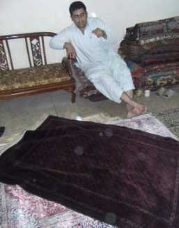 Paschtu-Teppichhändler Sahed im Fachgespräch in Islamabad, Pakistan