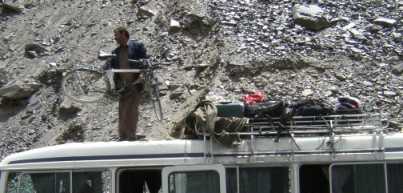 Herrenrad Panther 
      Dominance Trekking auf dem Bus-Dach am Fuße des Khunjerab-Passes, Pakistan