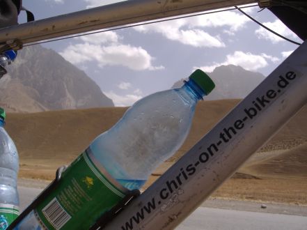 Mit kirgisischen Wasserflaschen im Gulcha-Tal, Kirgistan