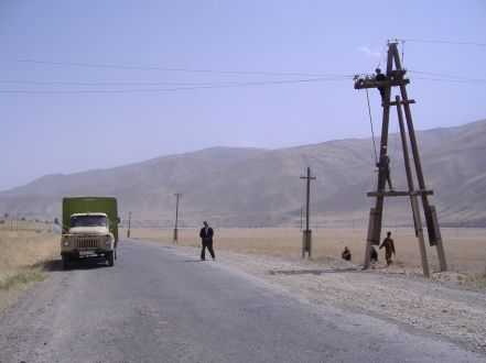 Arbeiter an Starkstrom-Leitungen im Serafschan-Tal