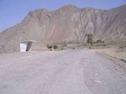 Bushaltestelle im Serafschan-Tal