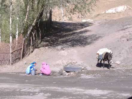 Kinder waschen am Straßenrand, Tadschikistan