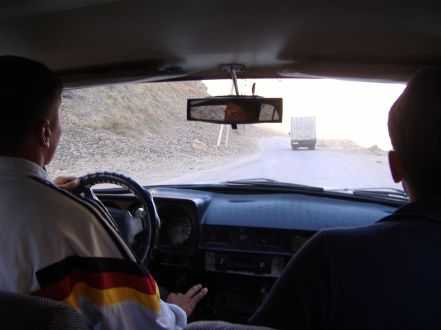 Tadschikischer Taxifahrer in Deutschland-Trikot von 1990